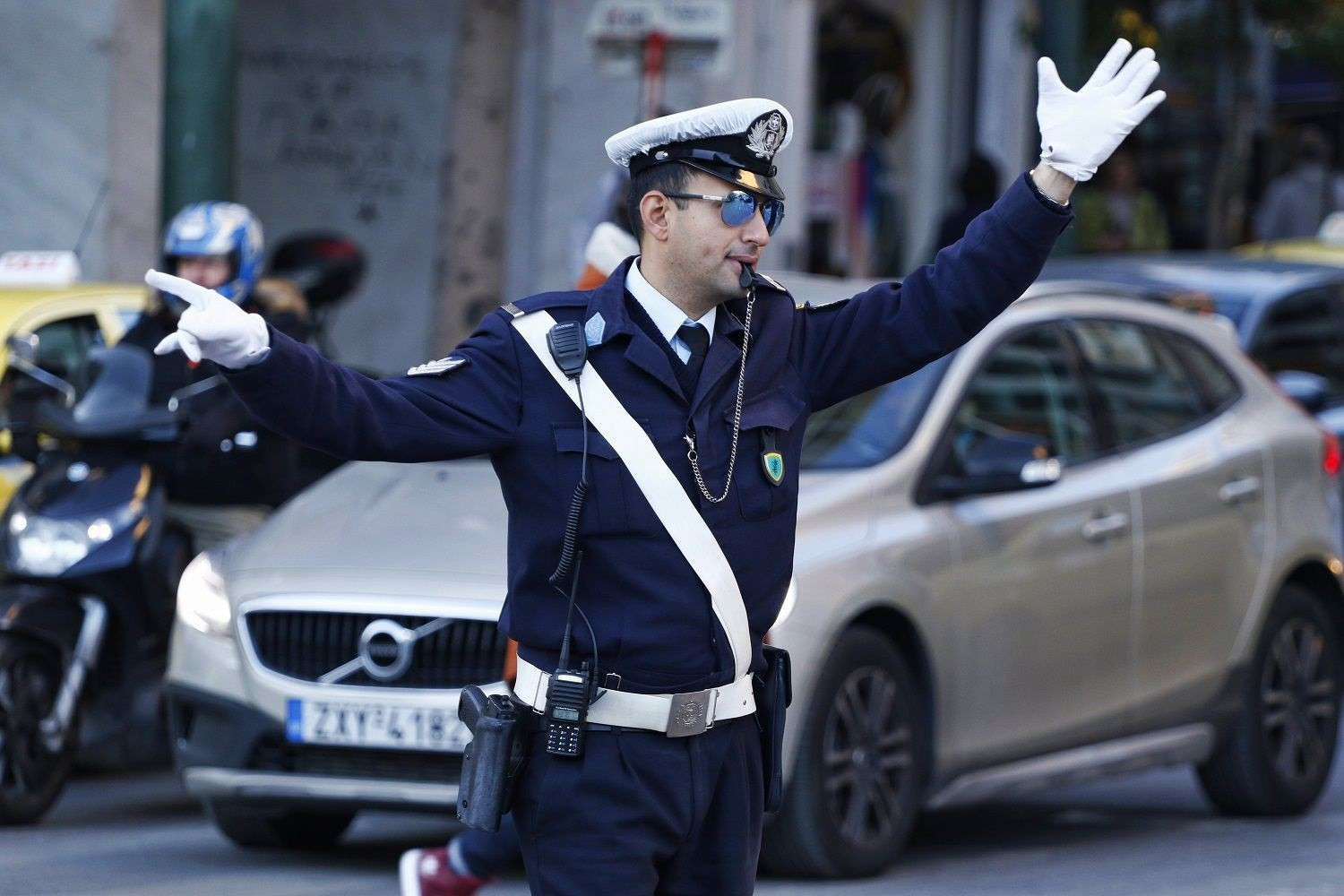 Κρατικό αυτοκίνητο πάρκαρε σε πεζοδρόμιο: Αποσβολωμένοι οι περαστικοί