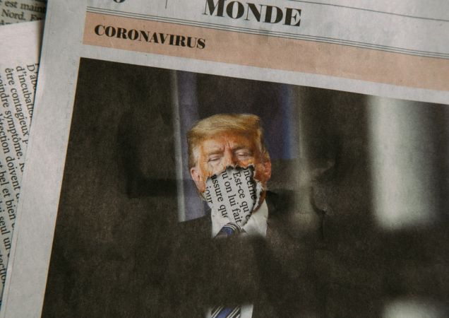 εφημερίδα κομμένη με το πρόσωπο Τραμπ