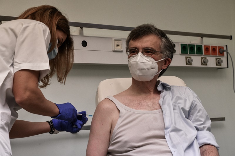 Εμβολιασμός Τσιόδρας: Στο «Αττικόν» έλαβε το εμβόλιο ο λοιμωξιολόγος