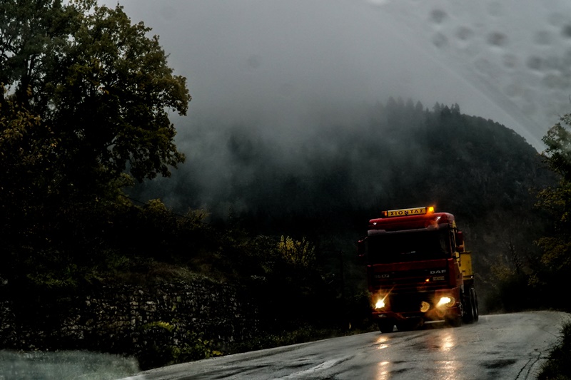 Βροχή φορτηγό ομίχλη