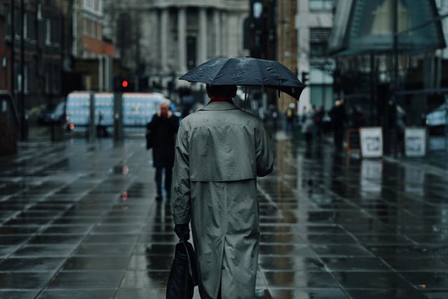 Άντρας με μαύρη ομπρέλα βροχή 