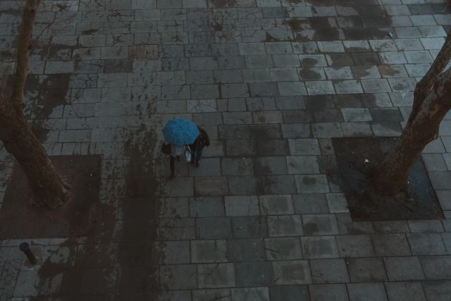 Μπλε ομπρέλα Βροχή πεζόδρομος