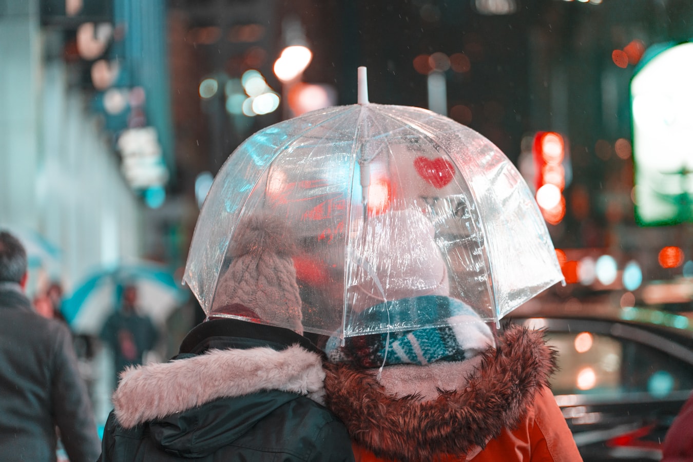 Δυο κοπέλες με μπουφάν και ομπρέλα βροχή 