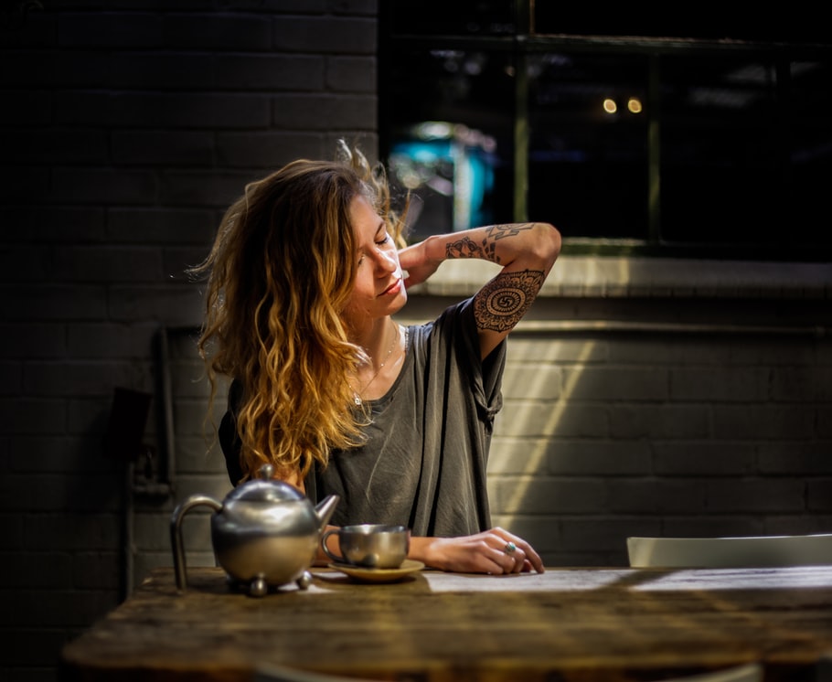 Γυναίκα στην κουζίνα τσάι καφές τασάκι