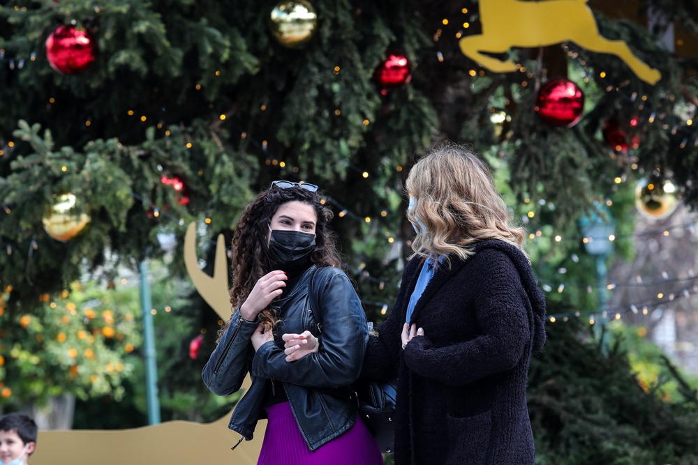 Κοπέλες με μάσκα στο Χριστουγεννιάτικο δέντρο στο Σύνταγμα