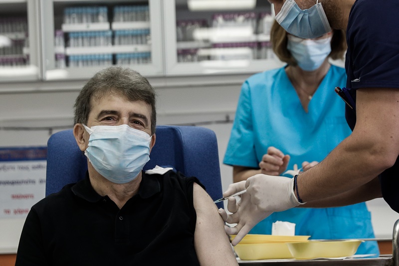 Εμβόλιο κορονοϊού Χρυσοχοΐδης: Εμβολιάστηκε ο υπουργός Προστασίας του Πολίτη