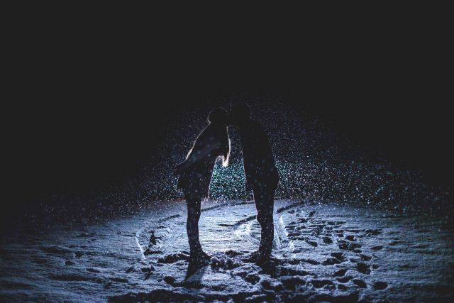 ζευγάρι φιλιέται στο χιόνι και τη νύχτα