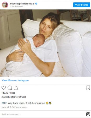 Η Μισέλ Φάιφερ αγκαλιά με το νεογέννητο μωρό της 