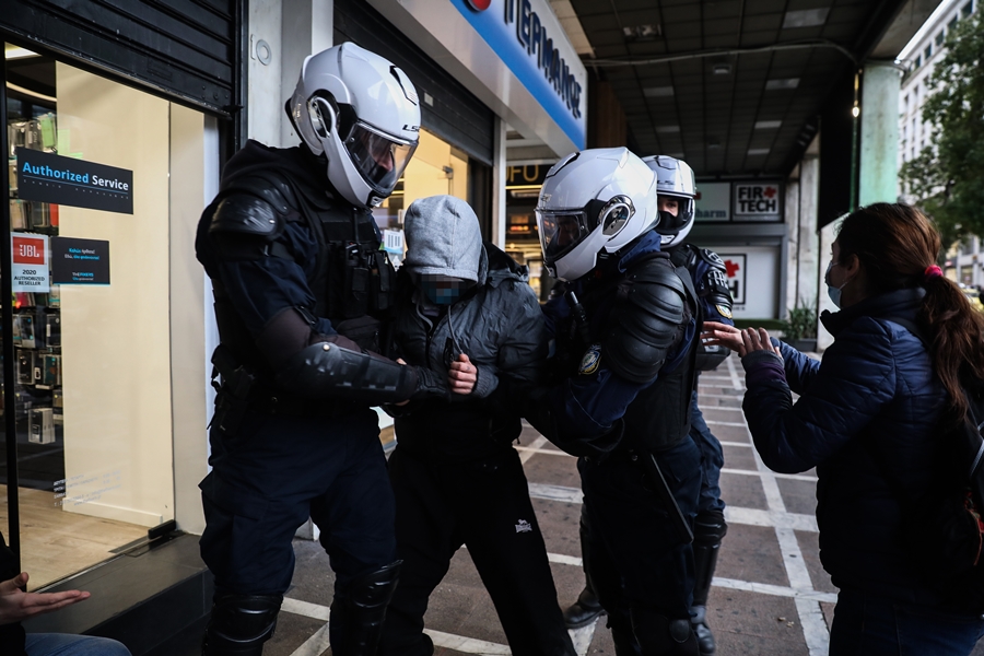 Επεισόδια Αθήνα τώρα: Ένταση στη συγκέντρωση για τον Κουφοντίνα
