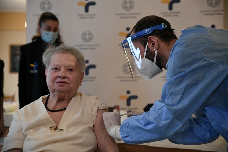 Εμβολιασμοί 80 – 84 ετών: Άνοιξε η πλατφόρμα, η διαδικασία στο emvolio.gov.gr