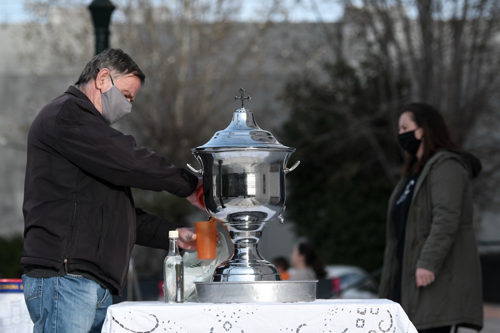 Θεοφάνεια 2021 Θεσσαλονίκη: Η χειρονομία πιστής έξω από εκκλησία