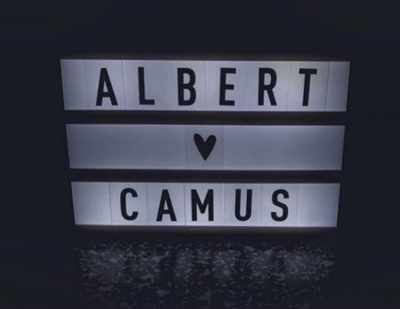 πινακίδα με το όνομα albert camus