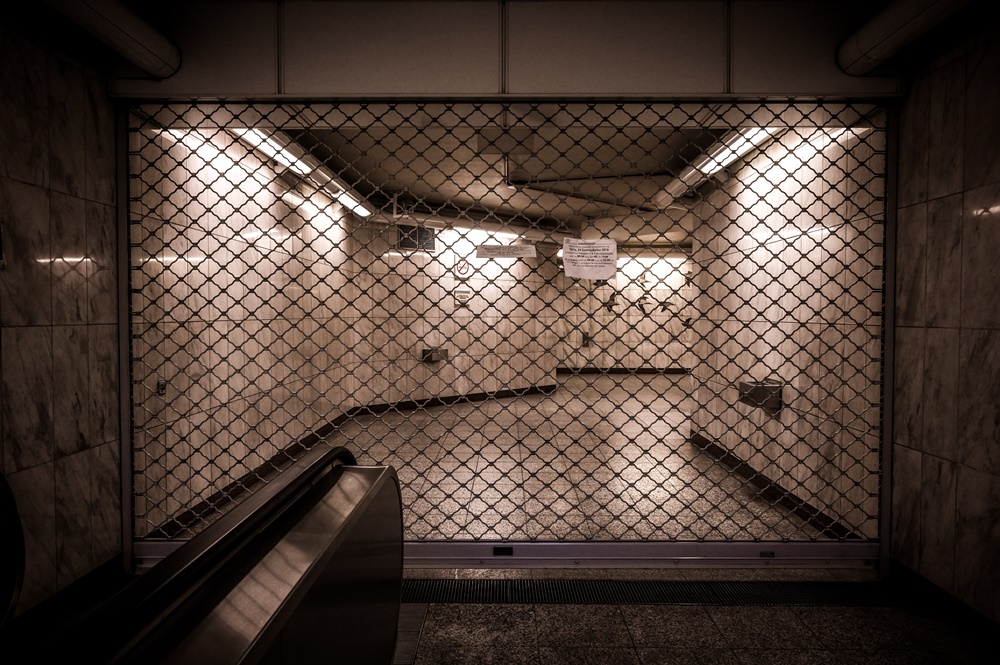 Μετρό Πανεπιστήμιο κλειστό: Κατεβαίνουν ρολά με εντολή της ΕΛΑΣ