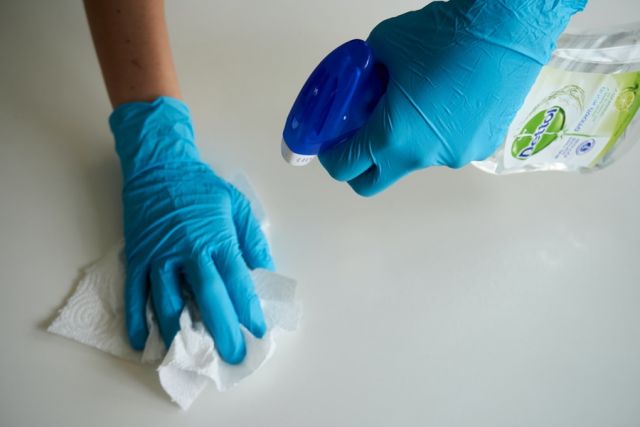 Γάντια και καθαριστικό