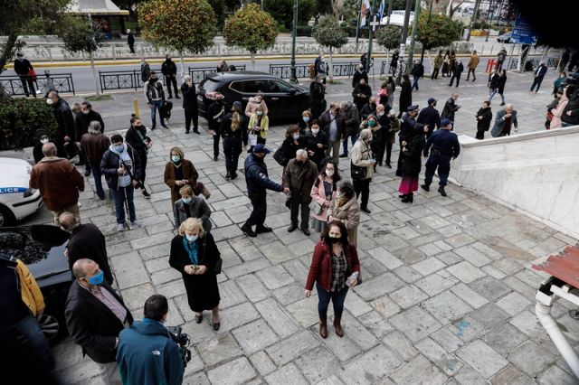 κόσμος στην εκκλησία