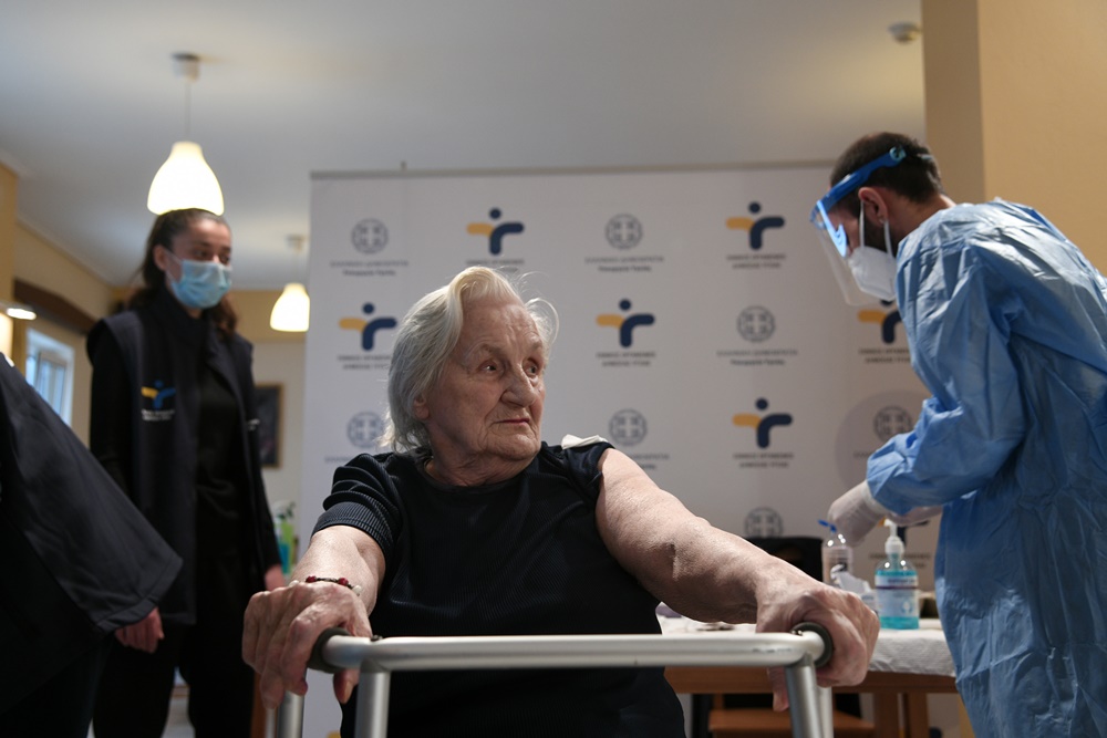 Εμβολιασμός κατά του κορονοϊού σε φιλοξενούμενες στην Μονάδα Φροντίδας Ηλικιωμένων 