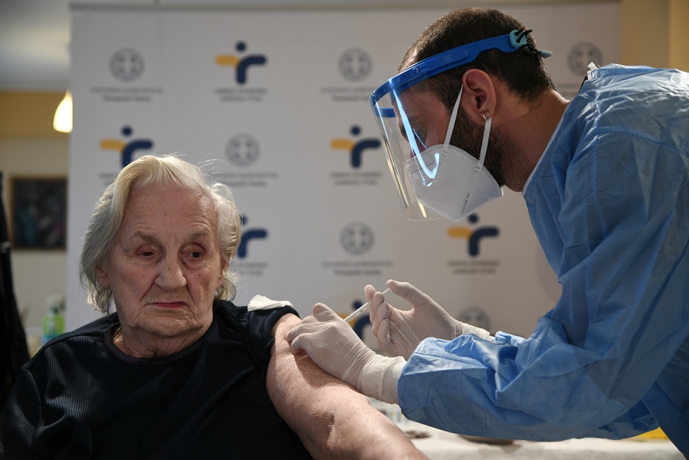 Εμβολιασμός κατά του κορονοϊού σε φιλοξενούμενες στην Μονάδα Φροντίδας Ηλικιωμένων 