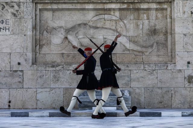 Εύζωνες, μνημείο Άγνωστου Στρατιώτη