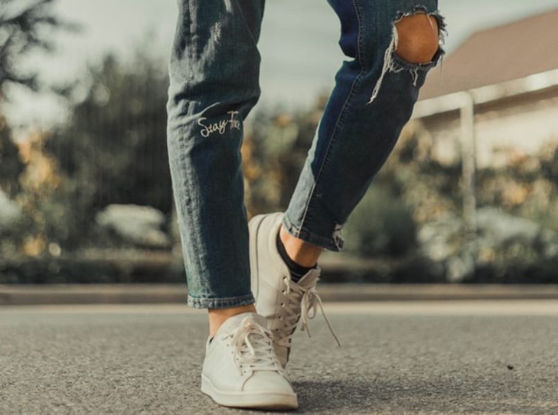 Τάσεις – Μόδα 2021: Με τί παπούτσια να συνδυάσω τα baggy jeans;