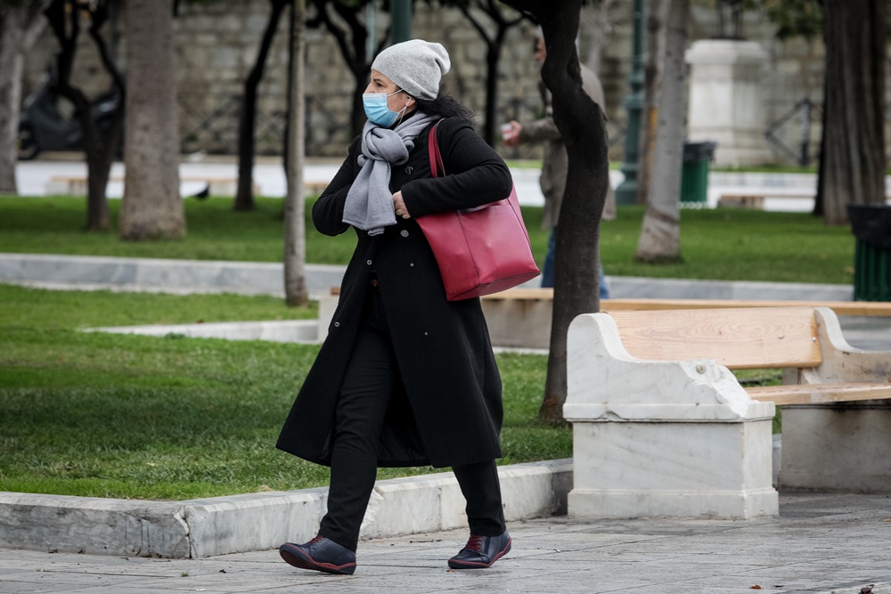 Γυναίκα με μάσκα και σκούφο