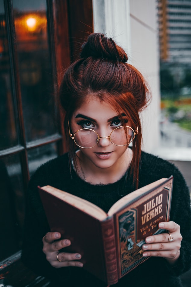 Κοπέλα με βιβλίο 