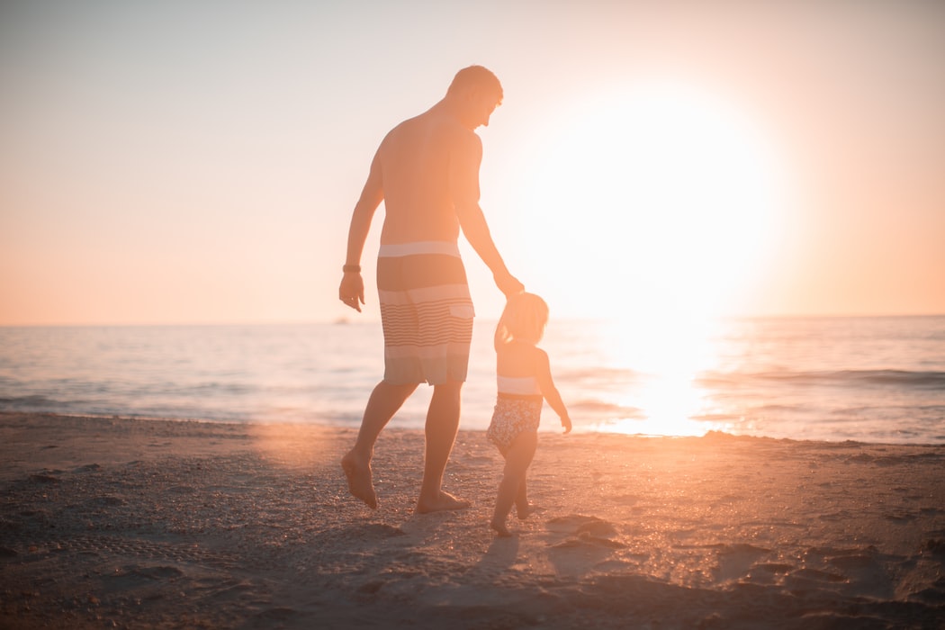 Πατέρας με το παιδί στην παραλία 