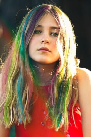 κοπέλα με πολύχρωμα μαλλιά