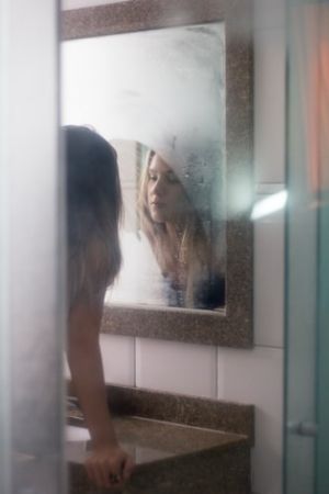 Κορίτσι στον καθρέφτη