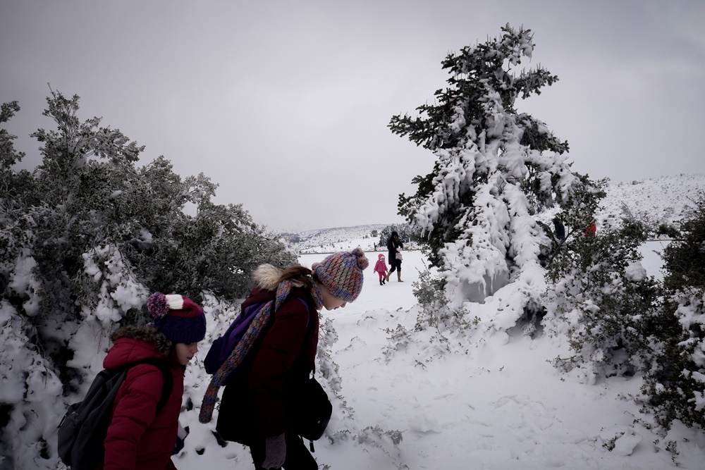 Κακοκαιρία Λέανδρος τώρα: Χιόνισε στην Πάρνηθα, έρχονται χιόνια και στην Αττική