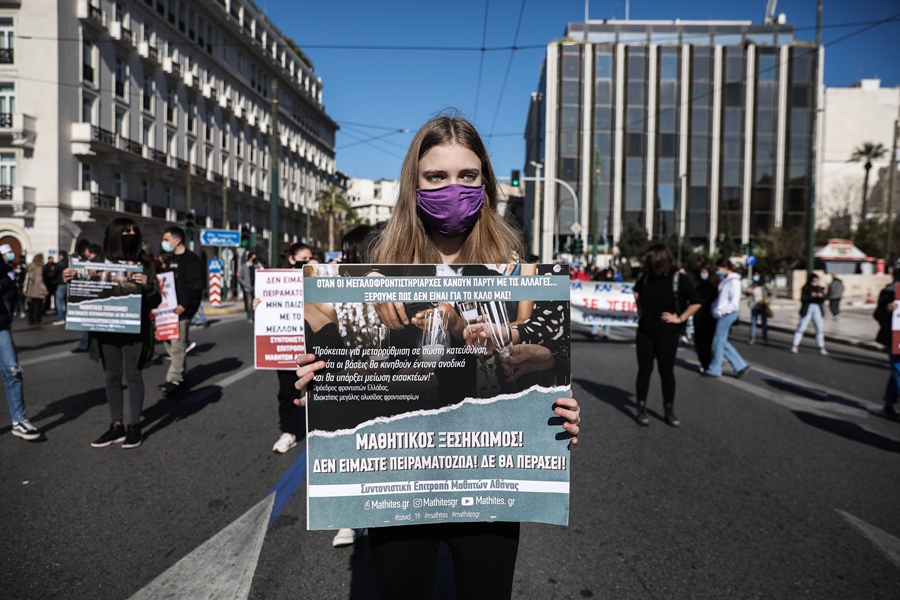 Συναθροίσεις μέχρι 100 άτομα: Συνεχίζονται οι αντιδράσεις, τι λέει η επιτροπή