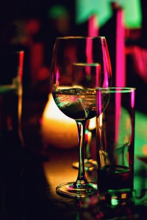 Λευκό κρασί σε ποτήρι
