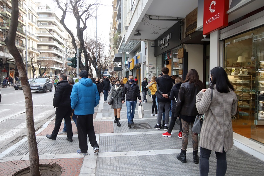 Θεσσαλονίκη καταστήματα ανοιχτά: Το «έριξαν» στα ψώνια παρά τα νέα μέτρα