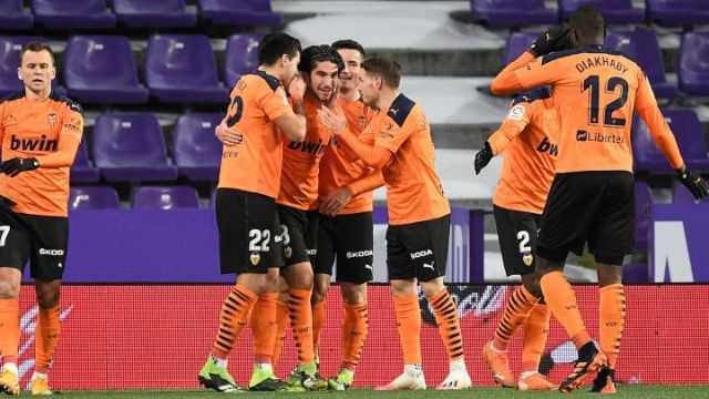 valencia celebrates winning goal against valladolid