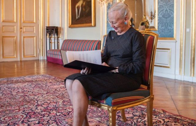 Η βασίλισσα της Δανίας διαβάζει