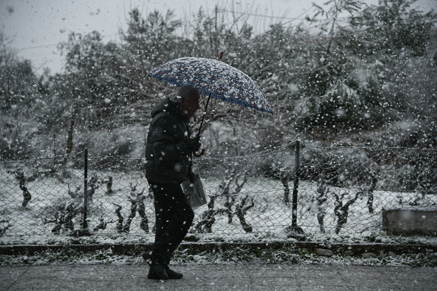 Θάσος χιόνια: Στα λευκά «ντύθηκε» το νησί