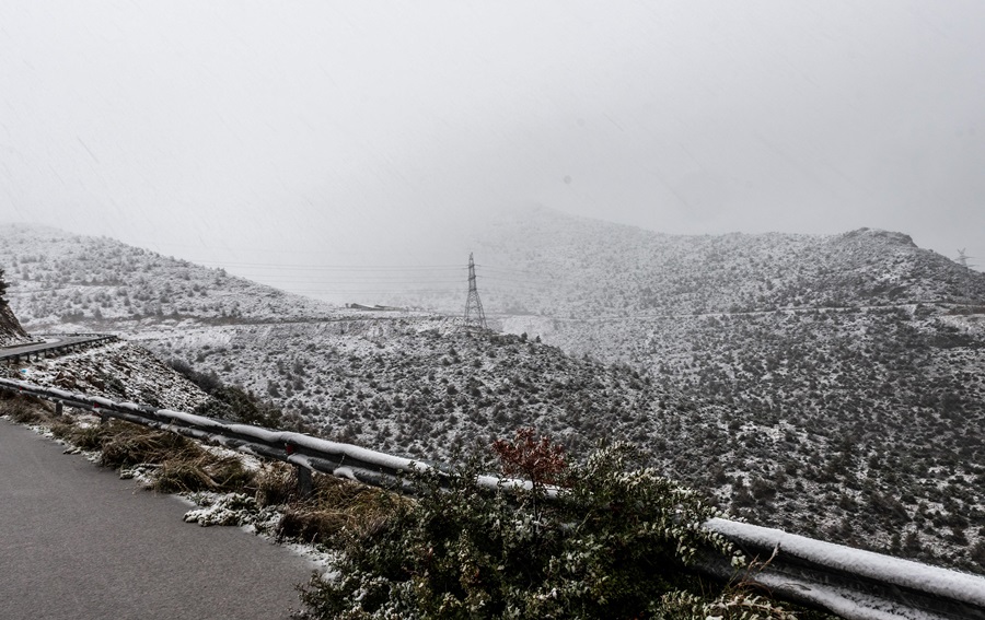 Μαλακάσα – Κακοκαιρία Λέανδρος: Έντονη χιονόπτωση, έκλεισαν ήδη δρόμοι