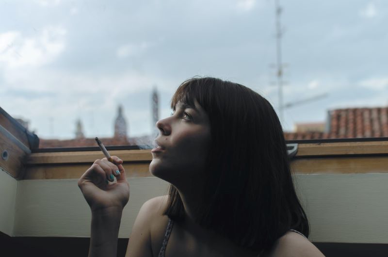 γυναίκα καπνίζει 