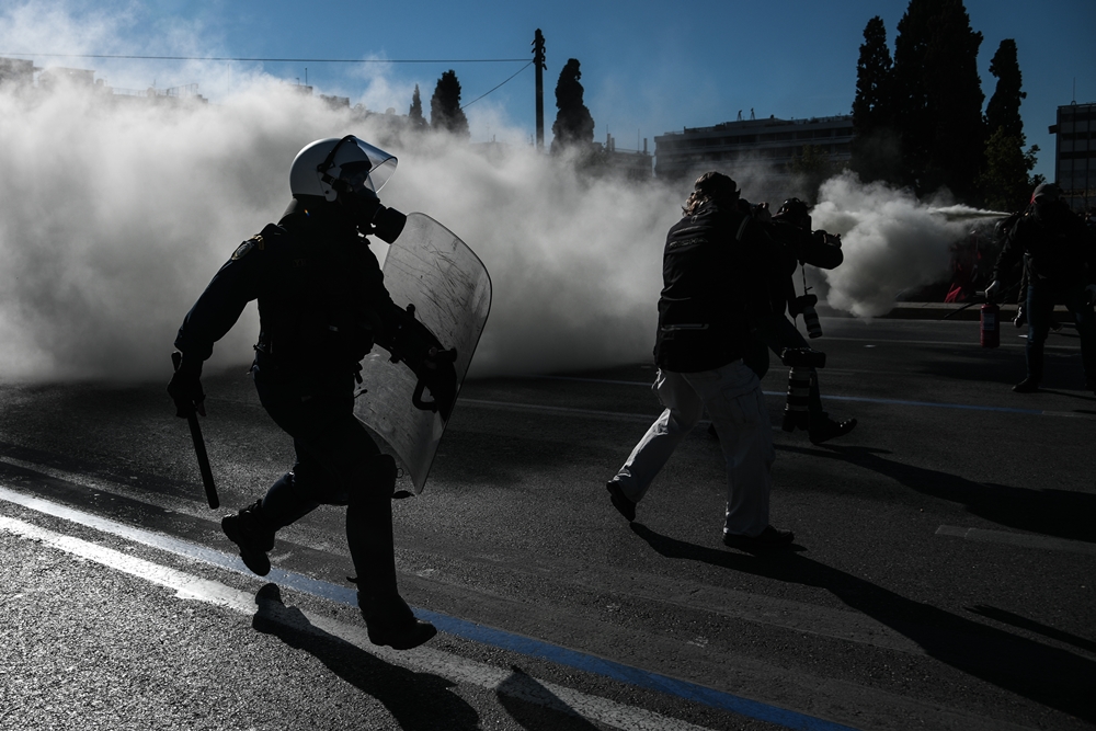 Πανεκπαιδευτικό συλλαλητήριο επεισόδια: Πέτρες, χημικά και προσαγωγές στα Προπύλαια