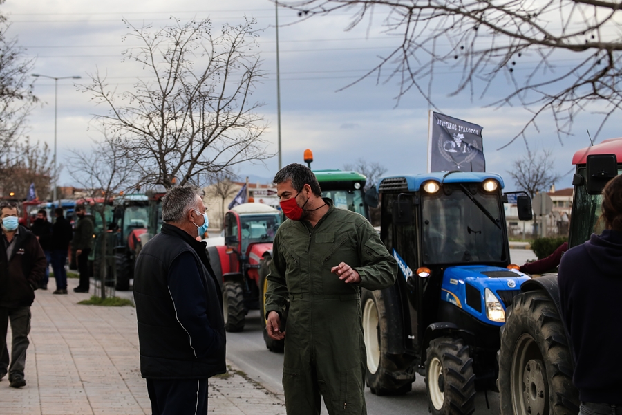 Αγρότες Λάρισα: Με τρακτέρ στην Περιφέρεια Θεσσαλίας