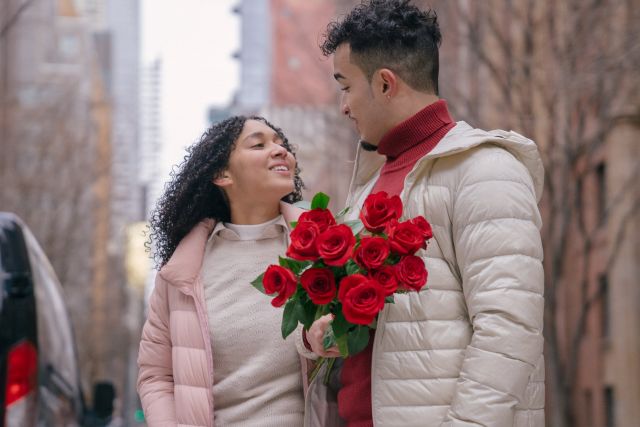 Άνδρας και γυναίκα με κόκκινα λουλούδια