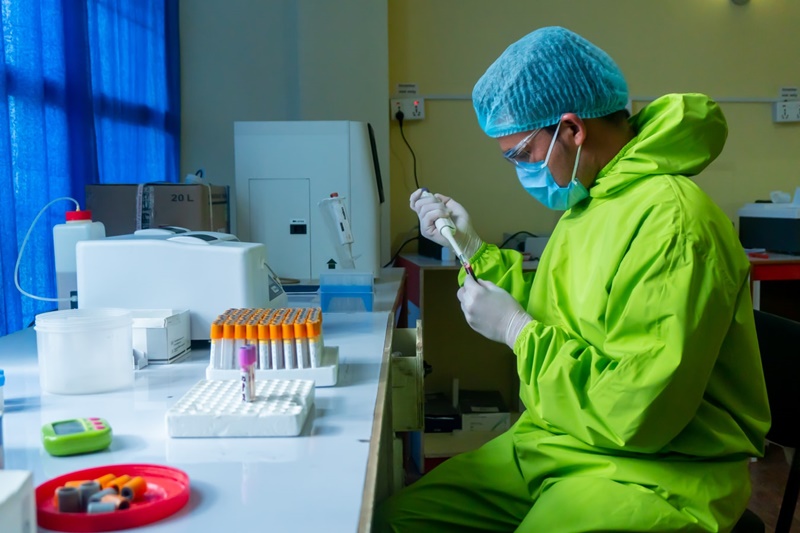 Κορονοϊός κίνδυνος μετάδοσης εμβολιασμοί: Θα παραμείνει ανάμεσα μας λένε οι ειδικοί