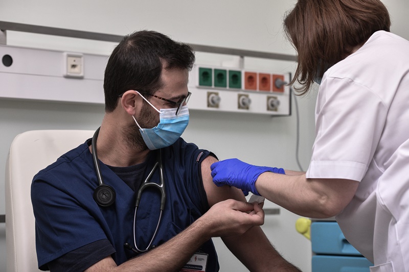 Γιατρός παρέλυσε μετά το εμβόλιο: Νέο “κρούσμα” στην Κέρκυρα