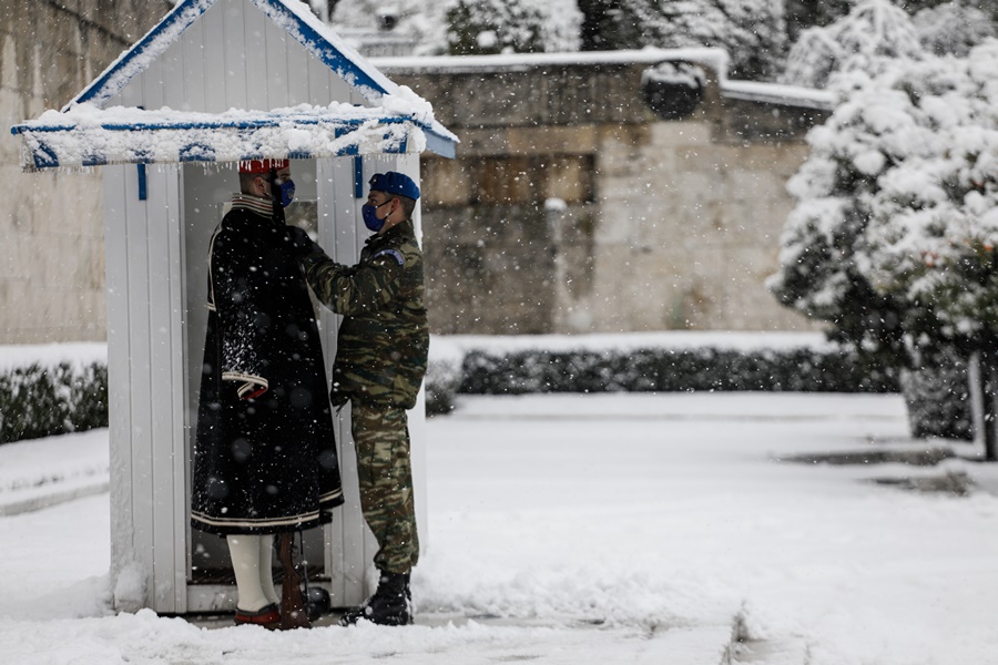Κολωνάκι χιόνια – εκχιονιστικό: Πρωτόγνωρες εικόνες στην Αθήνα από την κακοκαιρία Μήδεια