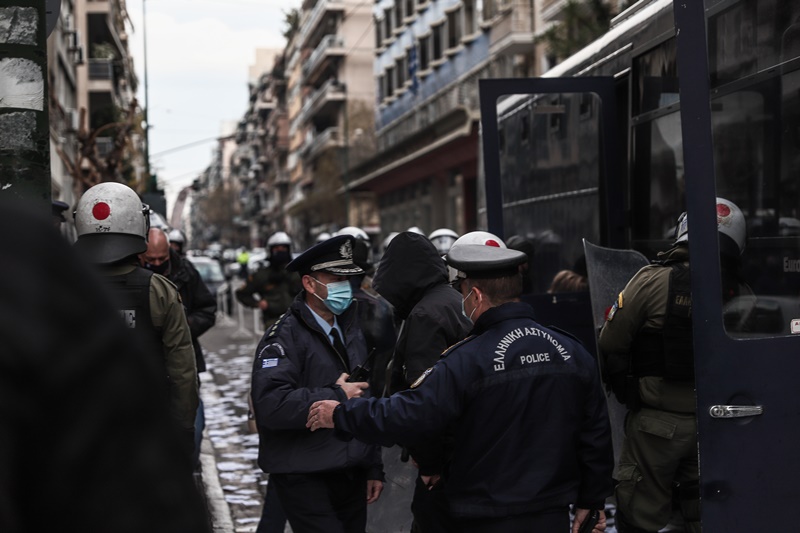 Υπουργείο Υγείας – Κουφοντίνας: «Εισβολή» με πανό και τρικάκια, προσαγωγές από την ΕΛΑΣ