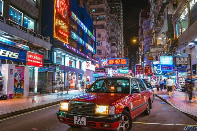 Κόκκινο αμάξι στην πόλη του Χονγκ Κογκ