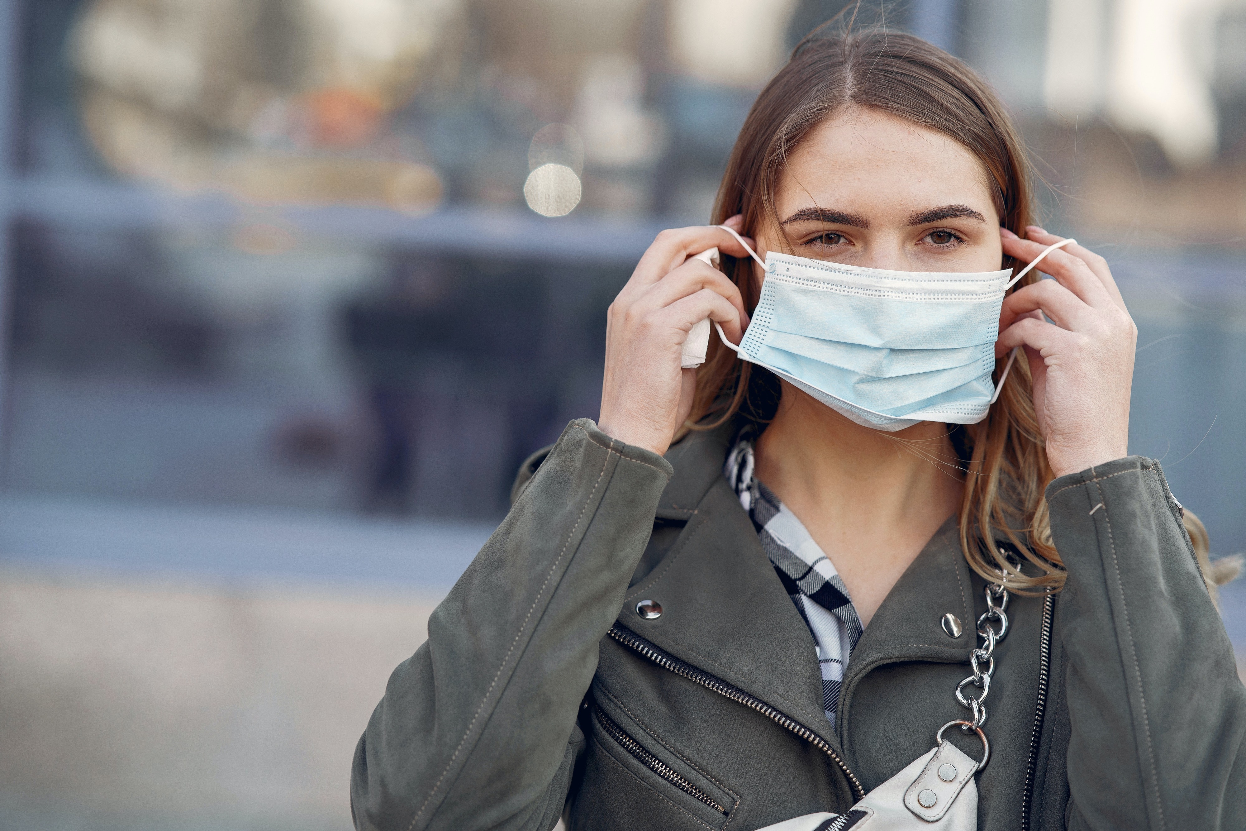 Διπλή μάσκα προστασίας: Νέες οδηγίες από το υπουργείο Υγείας