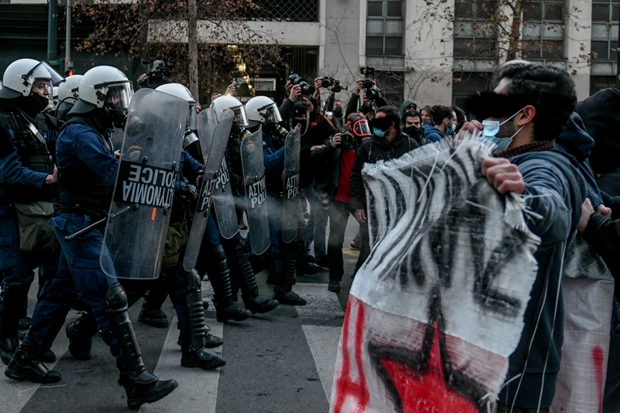Πορεία για τον Κουφοντίνα: Επεισόδια στο κέντρο της Αθήνας μεταξύ ΜΑΤ και διαδηλωτών