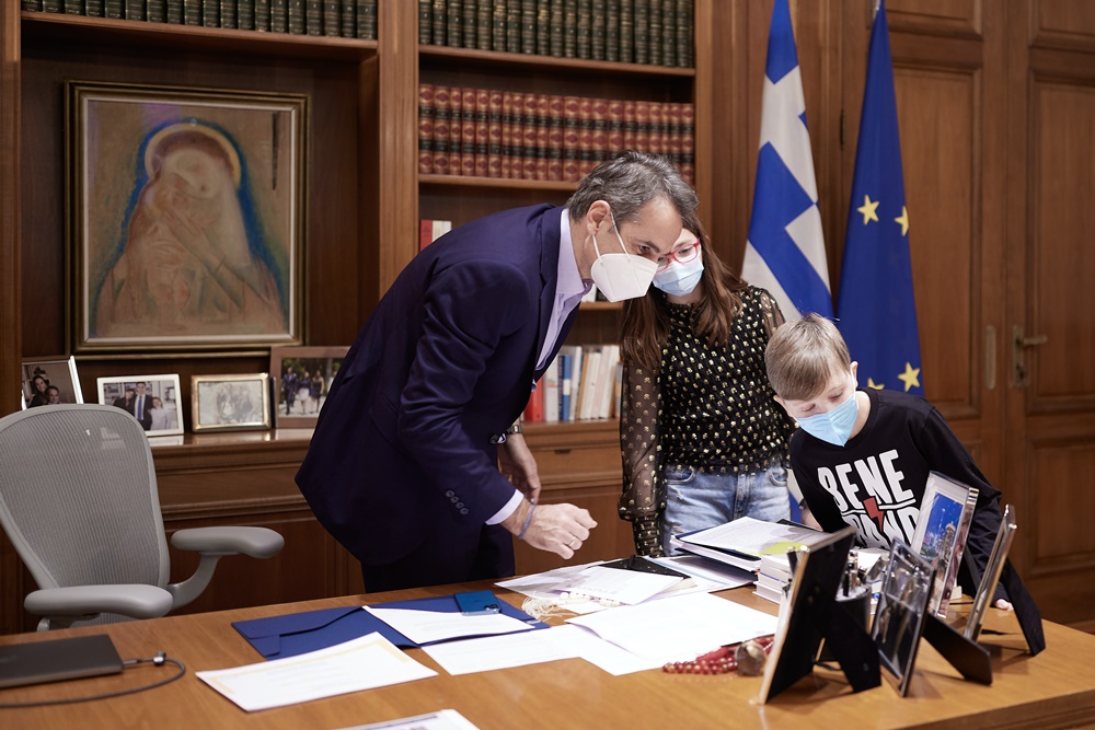 Συνάντηση του πρωθυπουργού Κυριάκου Μητσοτάκη με τη Νεφέλη και τον Φίλιππο, παιδιά που νίκησαν τον καρκίνο 