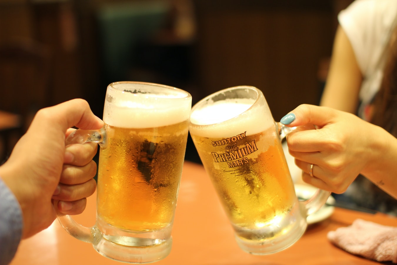 Πώς να παγώσεις μια μπύρα: Έξυπνα κόλπα για γρήγορα αποτελέσματα