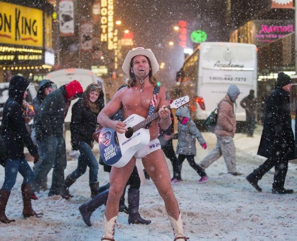 Νέα Υόρκη χιόνι: Γυμνός καουμπόι ποζάρει στην Times Square